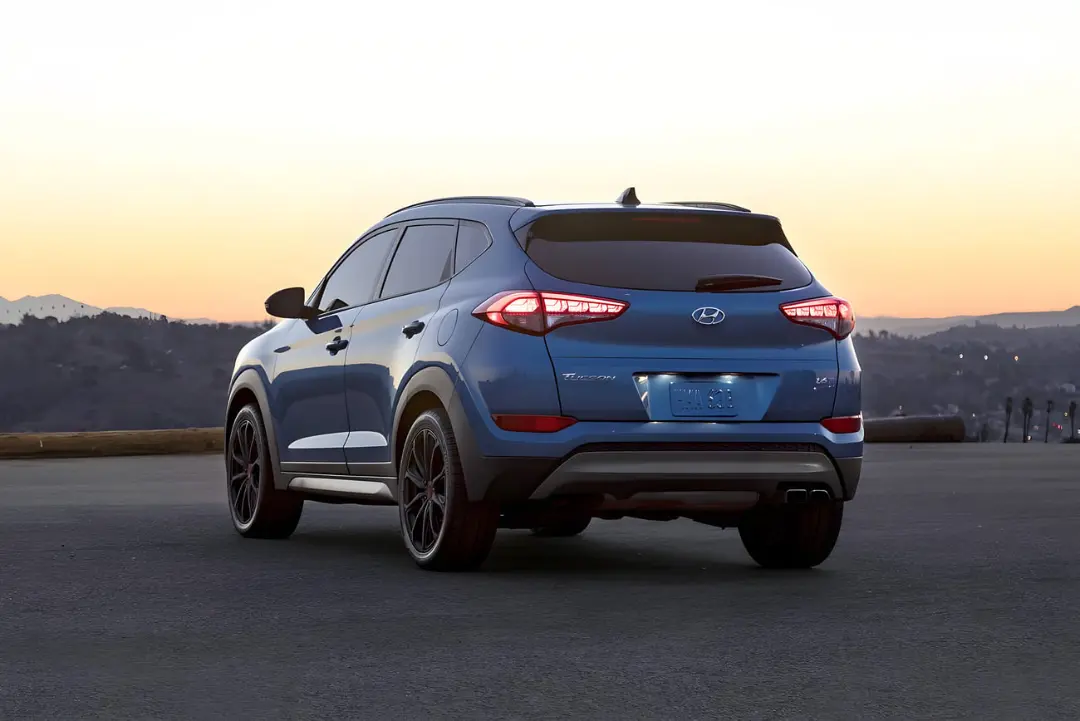 خودروی هیوندای توسان (Hyundai Tucson) آبی‌رنگ در فضای باز