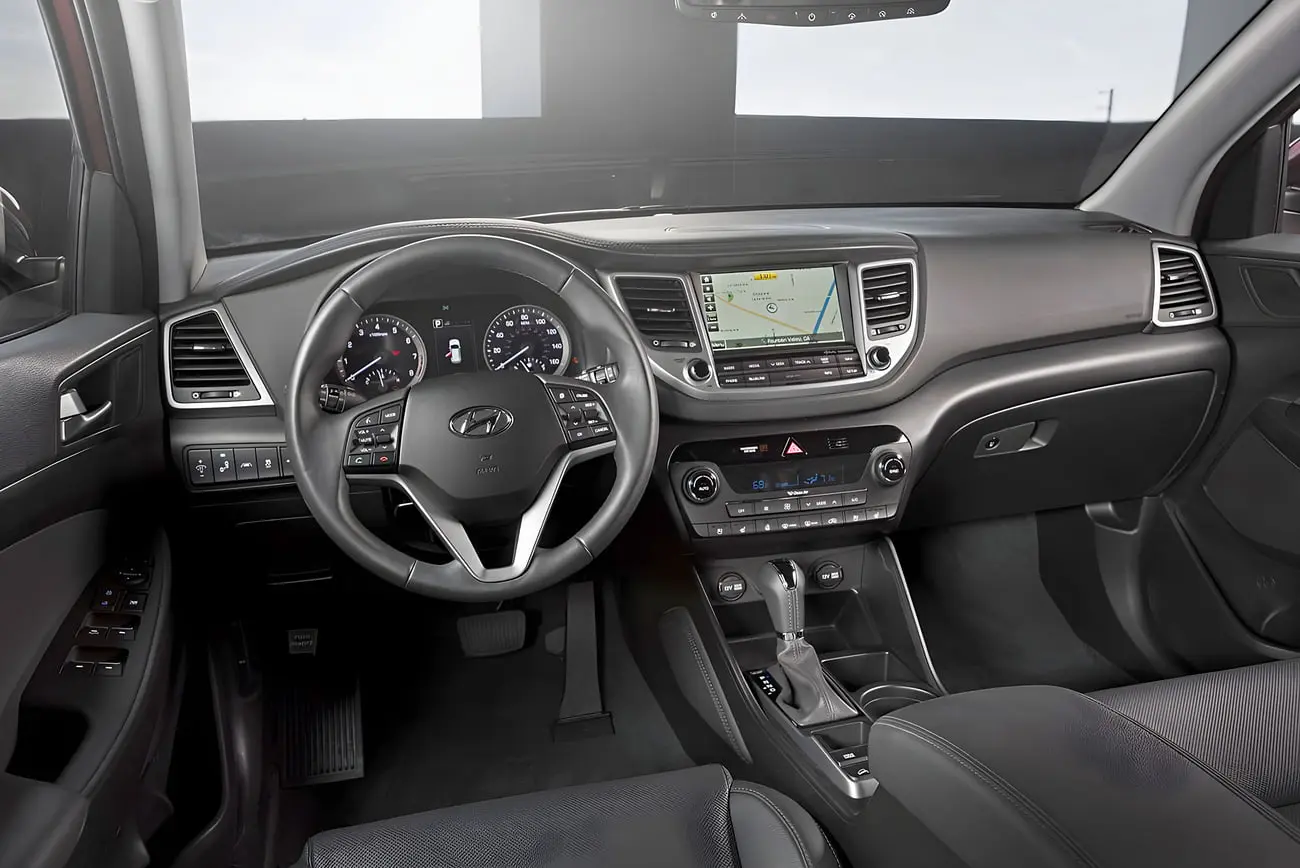 داشبورد و کابین جلوی خودروی هیوندای توسان (Hyundai Tucson) با سیستم ناوبری