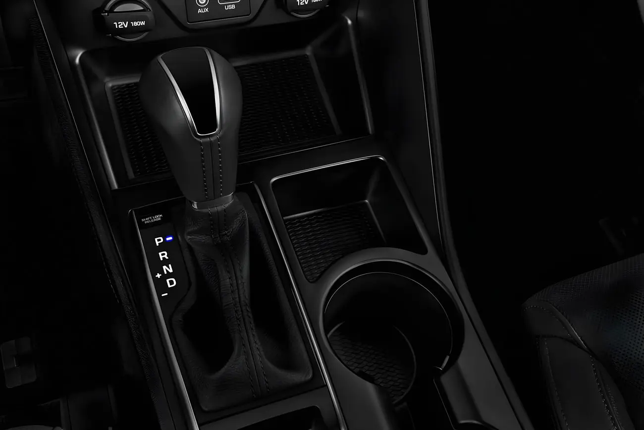 دنده و کنسول مرکزی خودروی هیوندای توسان (Hyundai Tucson) با جاشته نوشیدنی