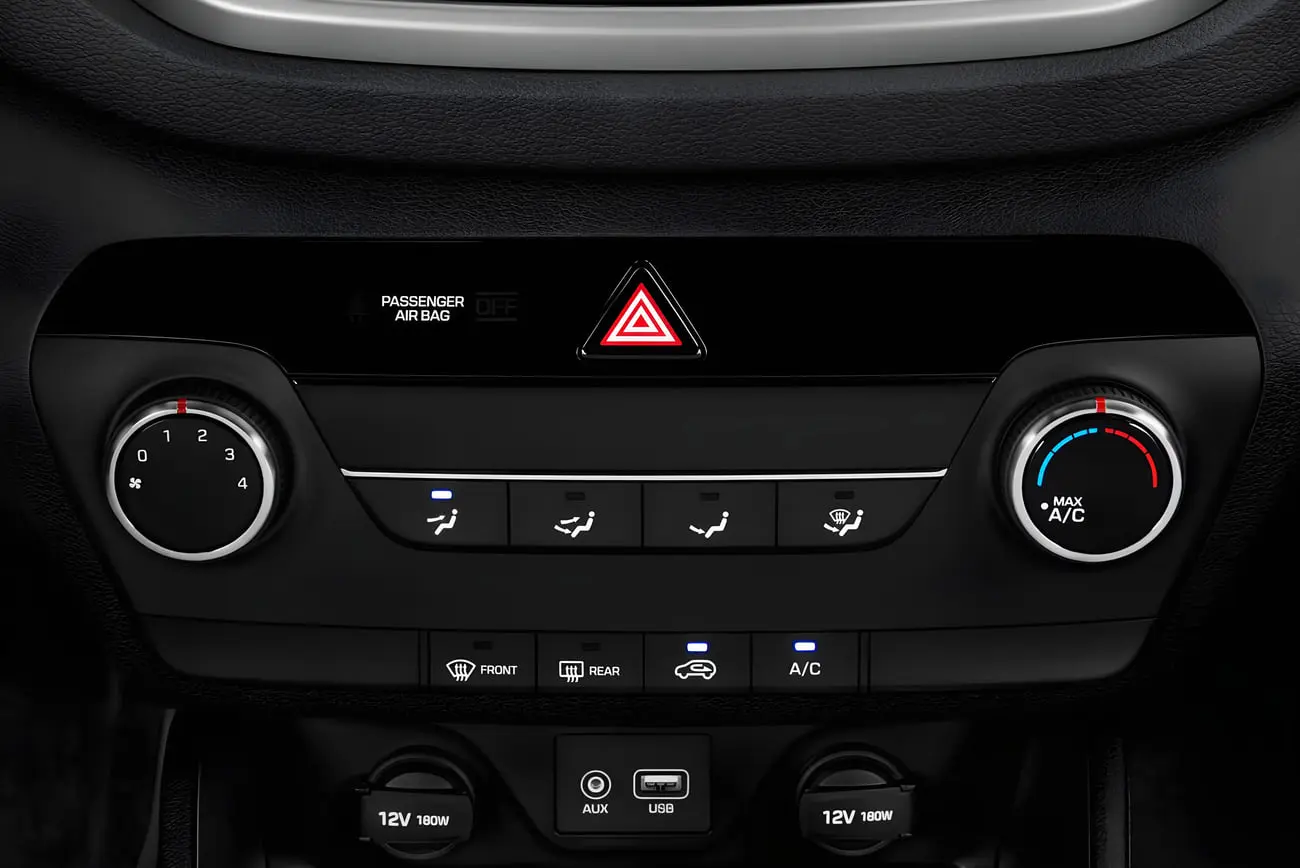 پنل کنترل سیستم تهویه و دکمه‌های کنترلی خودروی هیوندای توسان (Hyundai Tucson)
