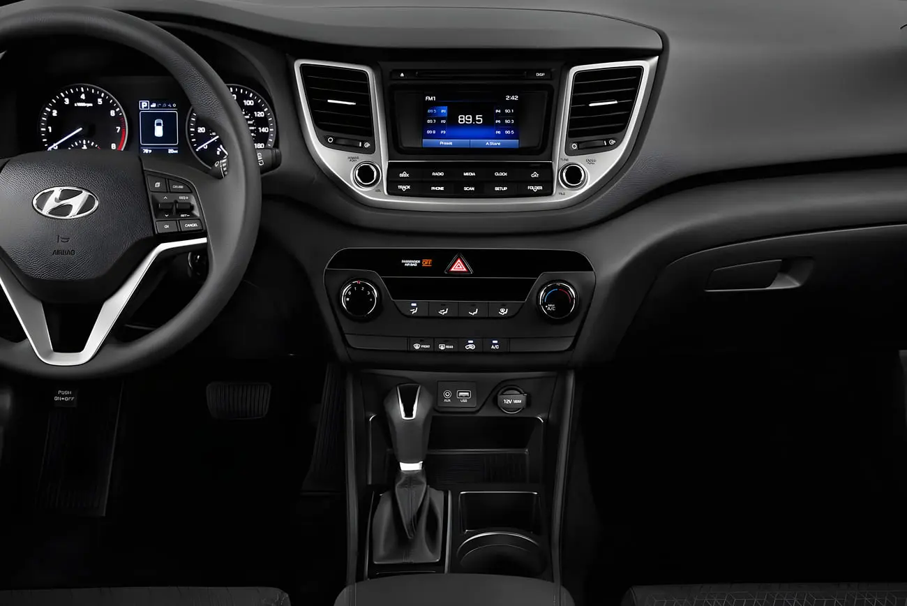 داشبورد و کابین داخلی خودرو هیوندای توسان (Hyundai Tucson) با سیستم صوتی و کنترل‌های مرکزی