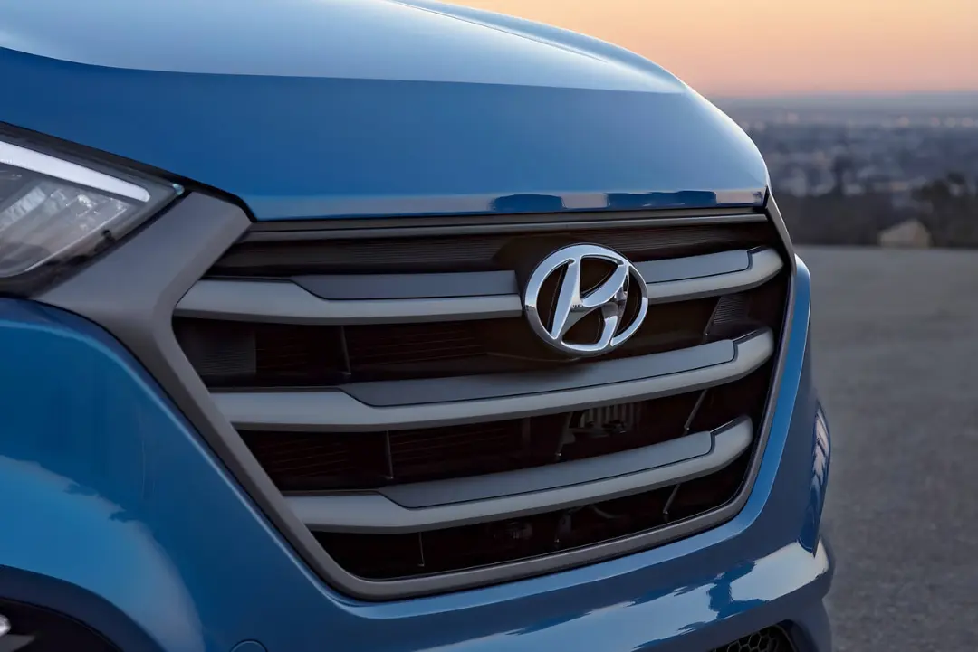 جلوی خودروی هیوندای توسان (Hyundai Tucson) با نشان برند روی جلوپنجره