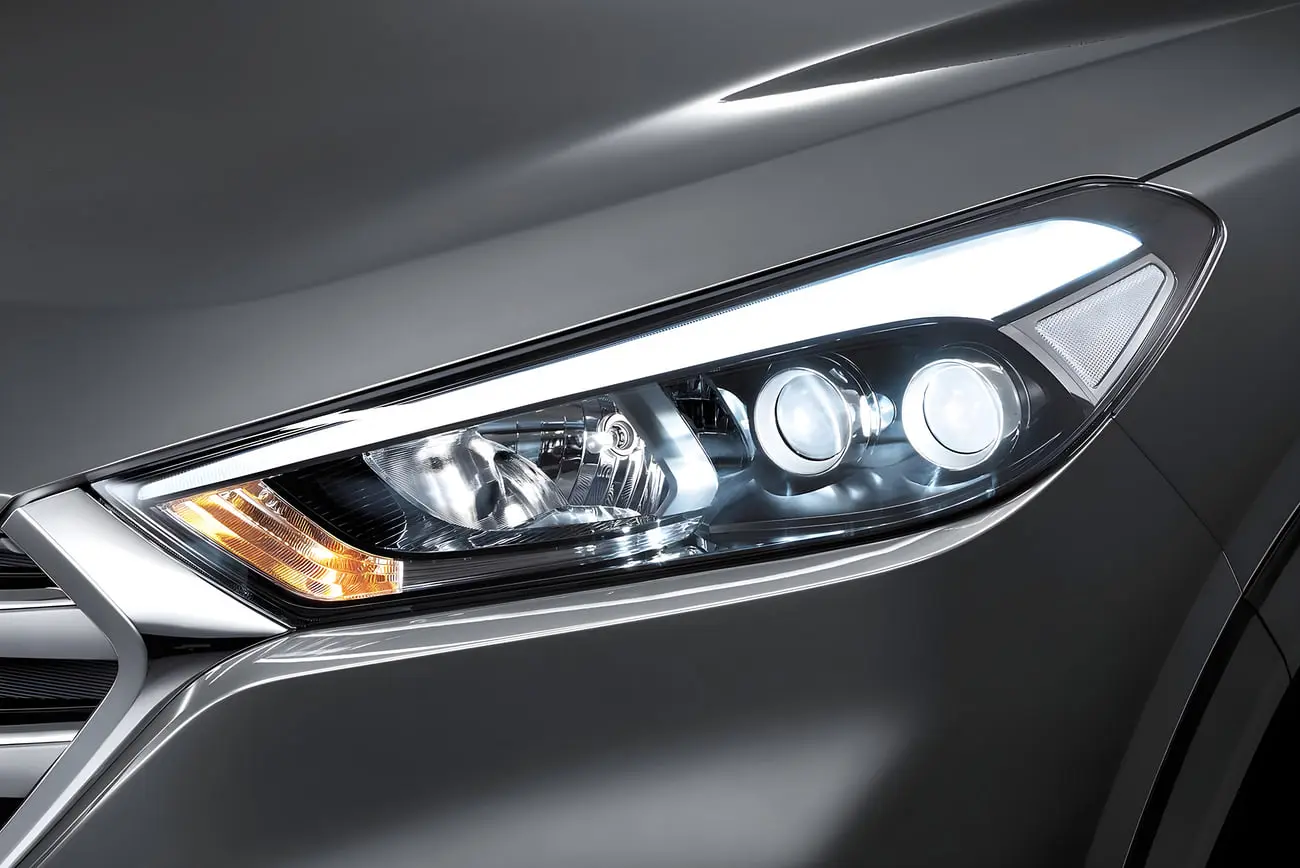 چراغ جلوی خودروی هیوندای توسان (Hyundai Tucson) با طراحی مدرن و پروژکتور