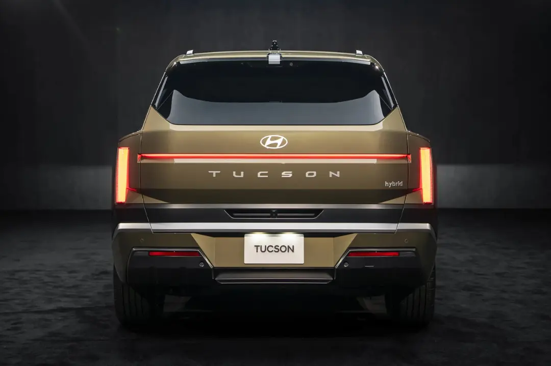 نمای عقب خودروی هیوندای توسان (Hyundai Tucson) مدل هیبریدی با طراحی مدرن