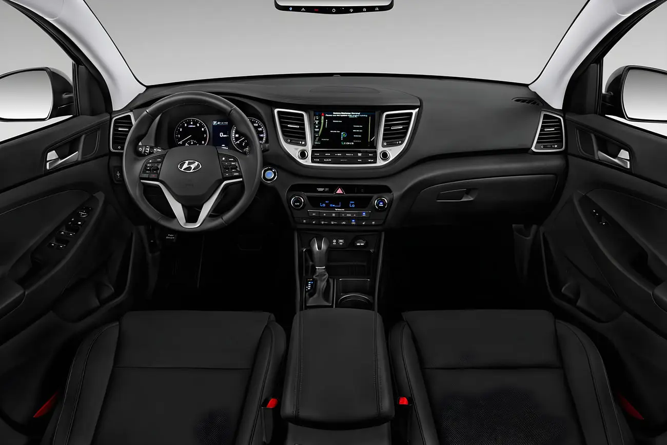نمای داخلی و داشبورد خودرو هیوندای توسان (Hyundai Tucson) با صندلی‌های چرمی مشکی