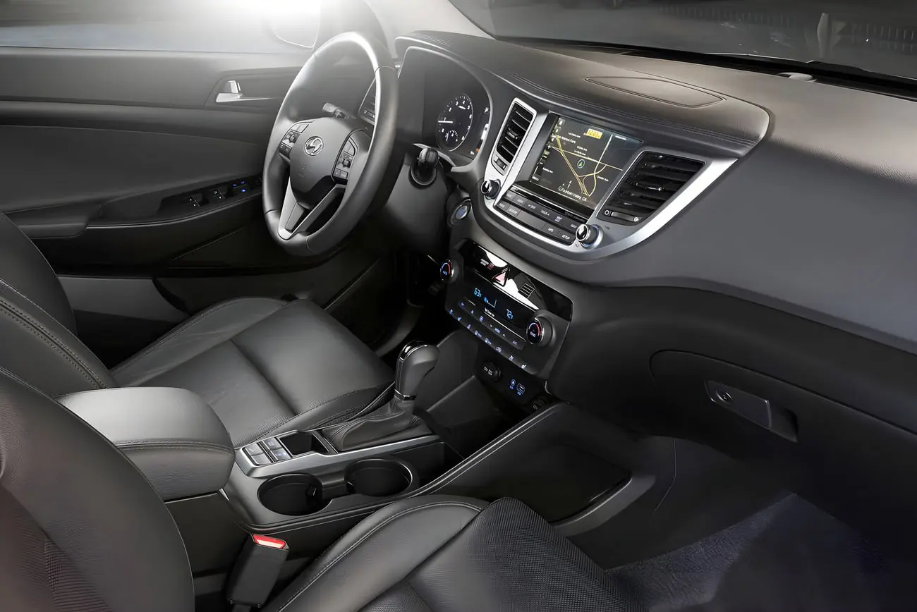 نمای داخلی و داشبورد خودروی هیوندای توسان (Hyundai Tucson) با صندلی‌های چرمی
