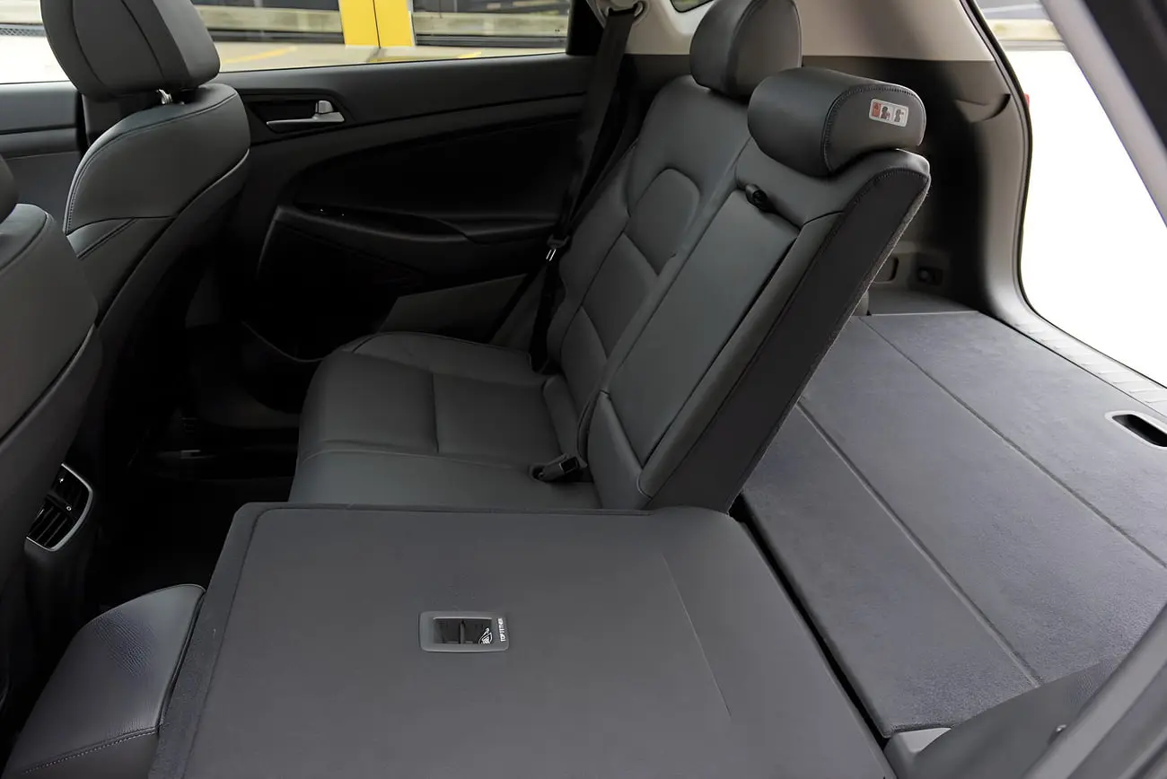صندلی‌های عقب و فضای بار خودروی هیوندای توسان (Hyundai Tucson) با چیدمان باز