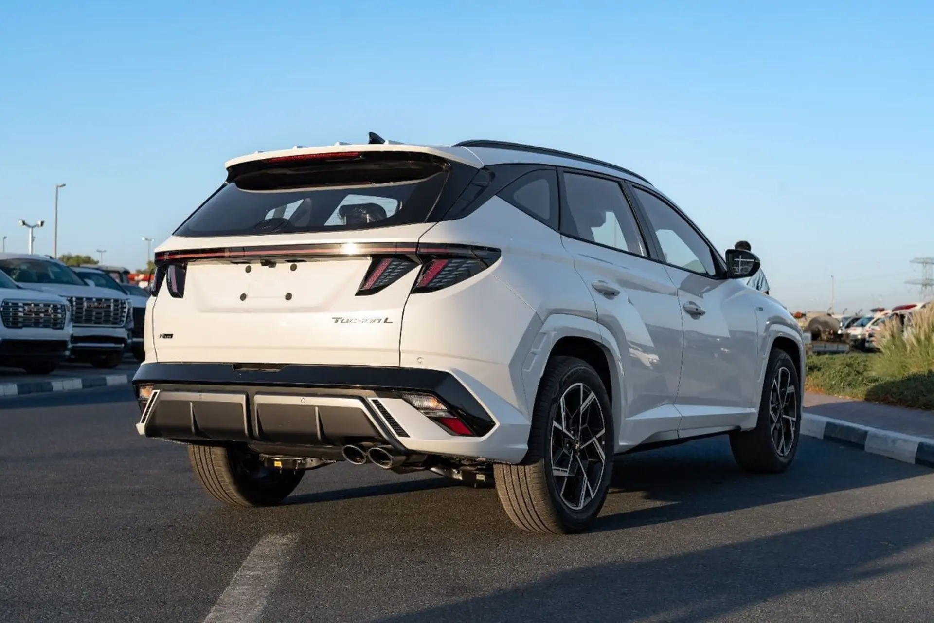 خودرو کراس‌اوور هیوندای توسان N Line سفید در فضای باز