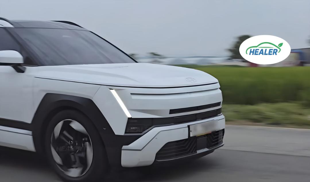 خودروی سفید هیوندای توسان (Hyundai Tucson) در حال حرکت در جاده