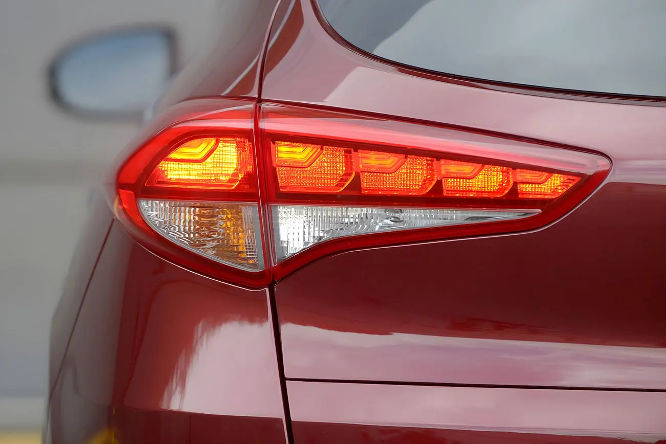 چراغ عقب قرمز رنگ خودروی هیوندای توسان (Hyundai Tucson)
