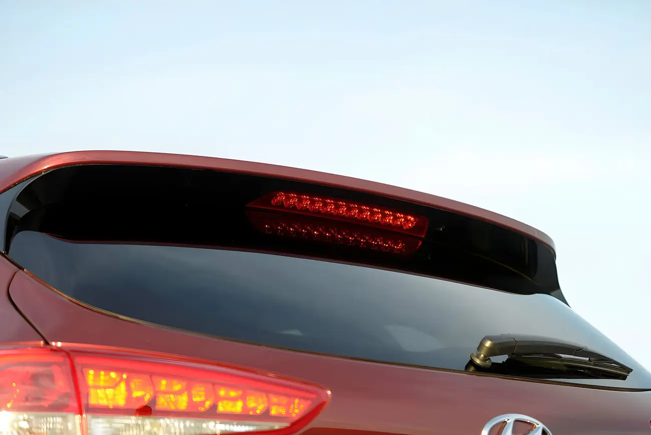 قسمت عقب و شیشه خودرو هیوندای توسان (Hyundai Tucson) با چراغ‌های عقب