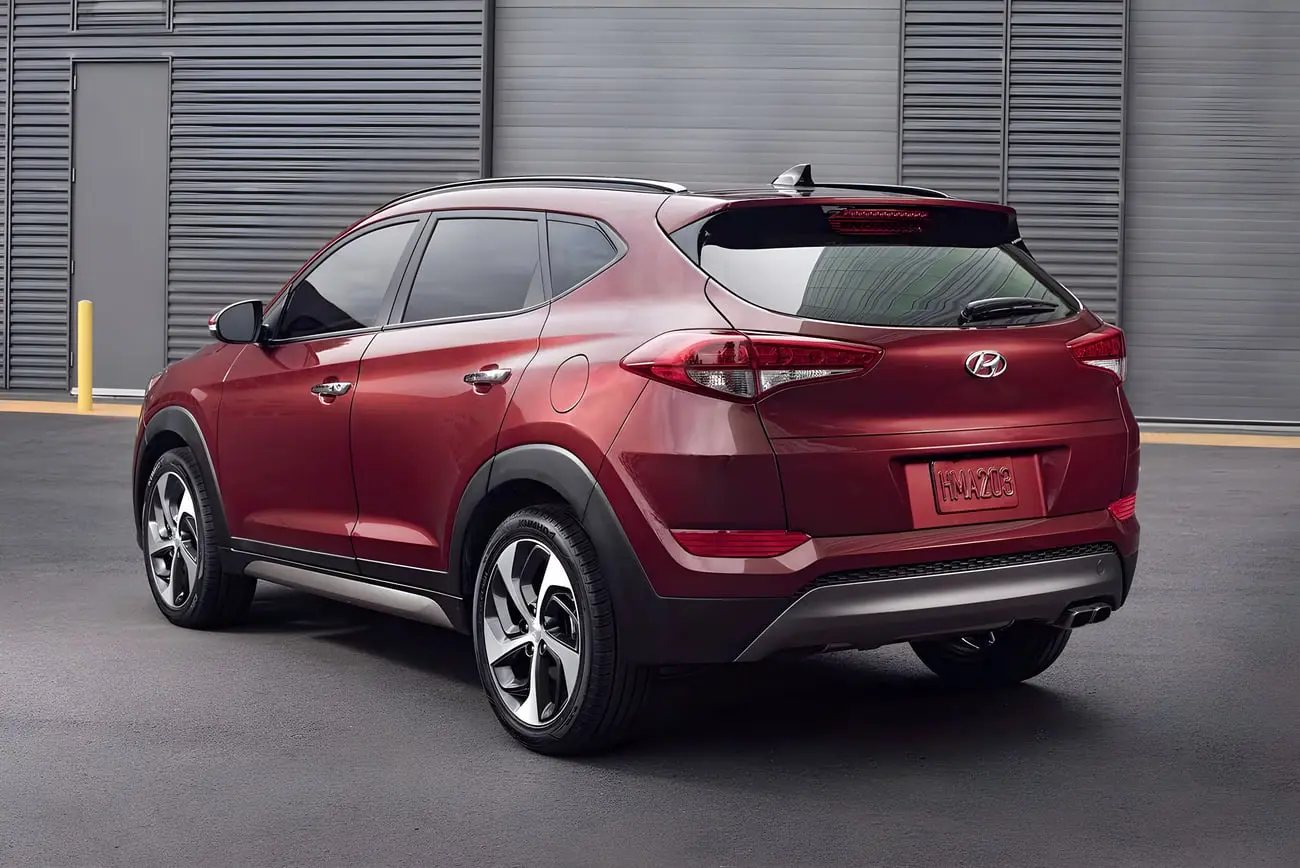 خودرو کراس‌اوور هیوندای توسان (Hyundai Tucson) قرمز رنگ در نمای عقب و جانبی