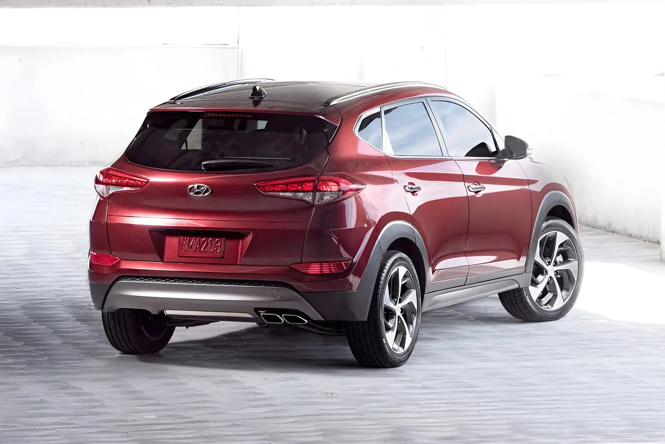 خودرو هیوندای توسان (Hyundai Tucson) قرمز رنگ در فضای باز