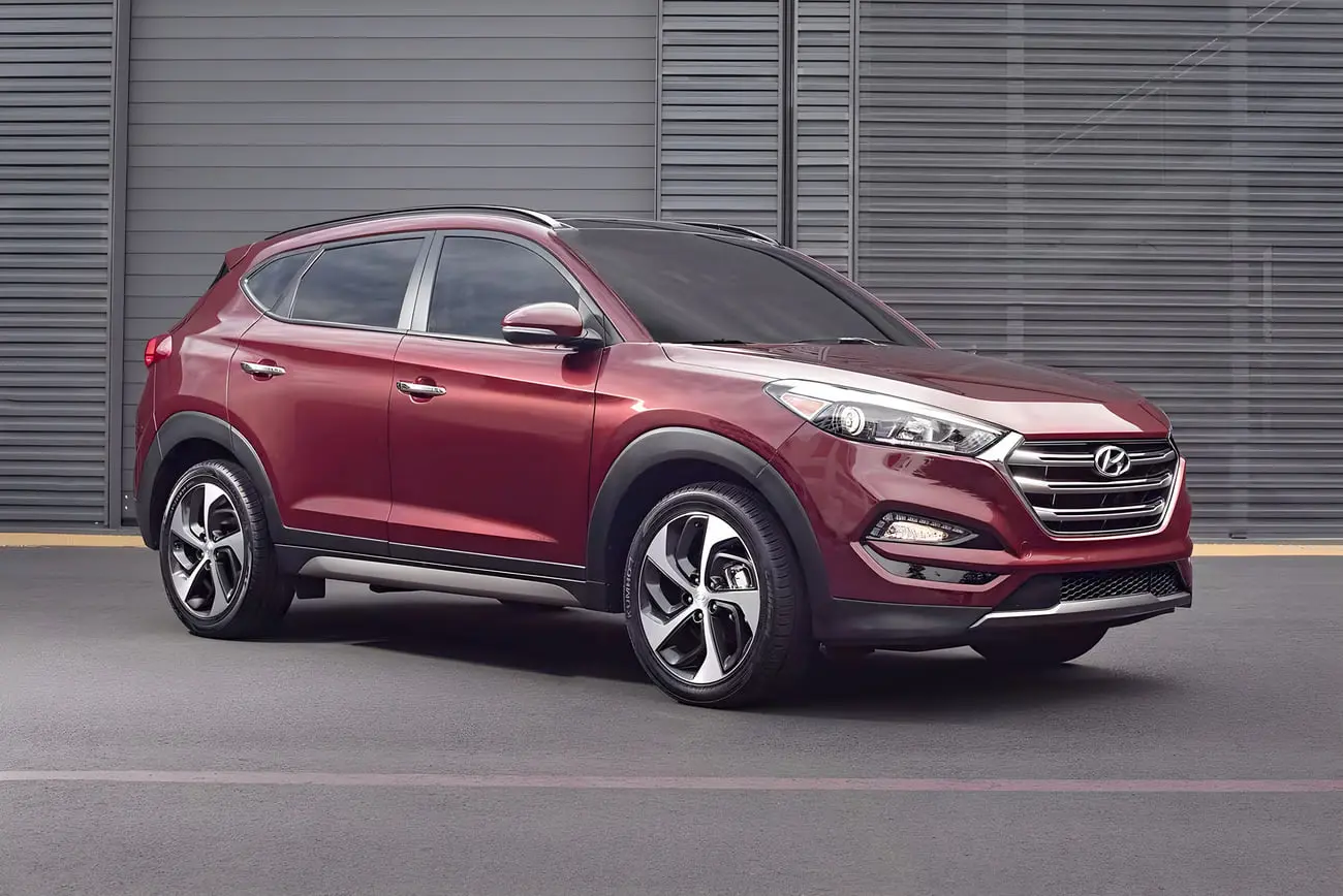 خودرو هیوندای توسان (Hyundai Tucson) قرمز رنگ در نمای سه چهارم