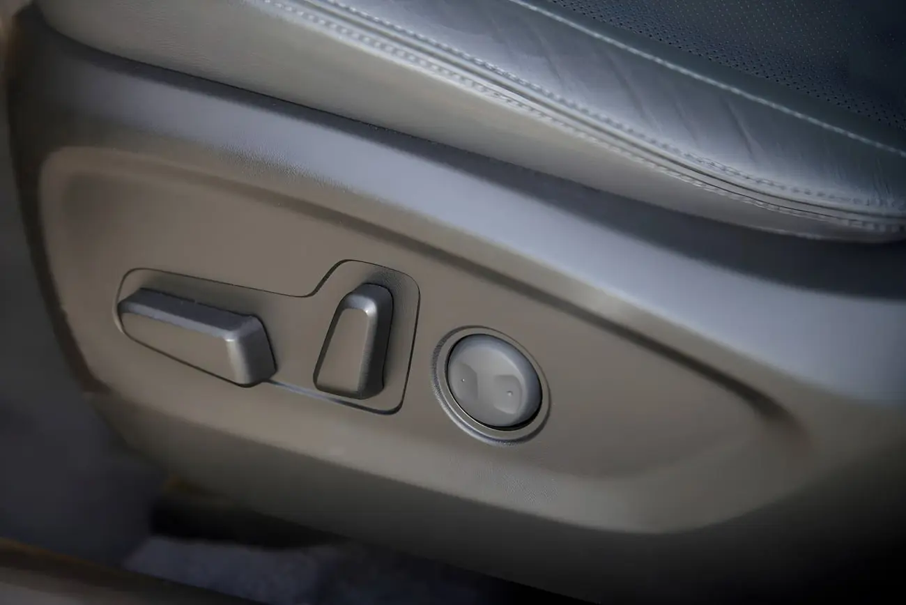 دکمه‌های الکترونیکی تنظیم صندلی در کابین خودروی هیوندای توسان (Hyundai Tucson)