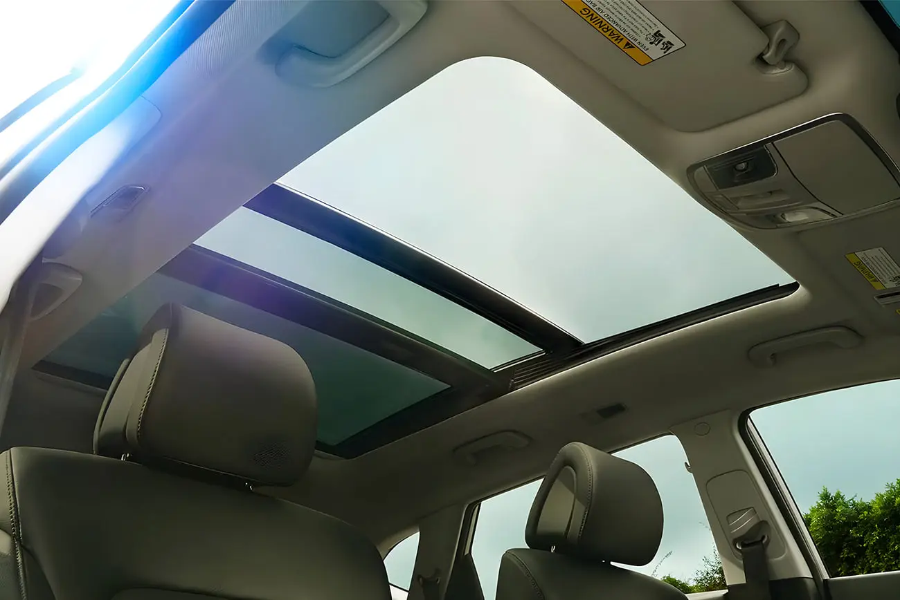 سانروف (Sunroof) باز خودرو هیوندای توسان با نمای آسمان
