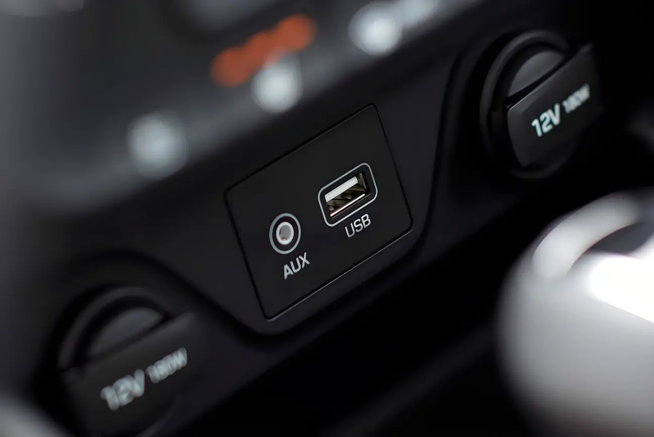 درگاه‌های ورودی USB و AUX در کنسول وسط خودروی هیوندای توسان (Hyundai Tucson)