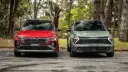 خودروهای هیوندای (Hyundai) قرمز و کیا (Kia) سبز در جاده جنگلی