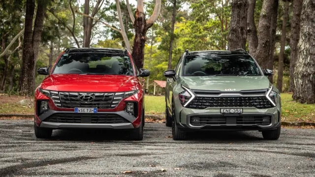 خودروهای هیوندای (Hyundai) قرمز و کیا (Kia) سبز در جاده جنگلی