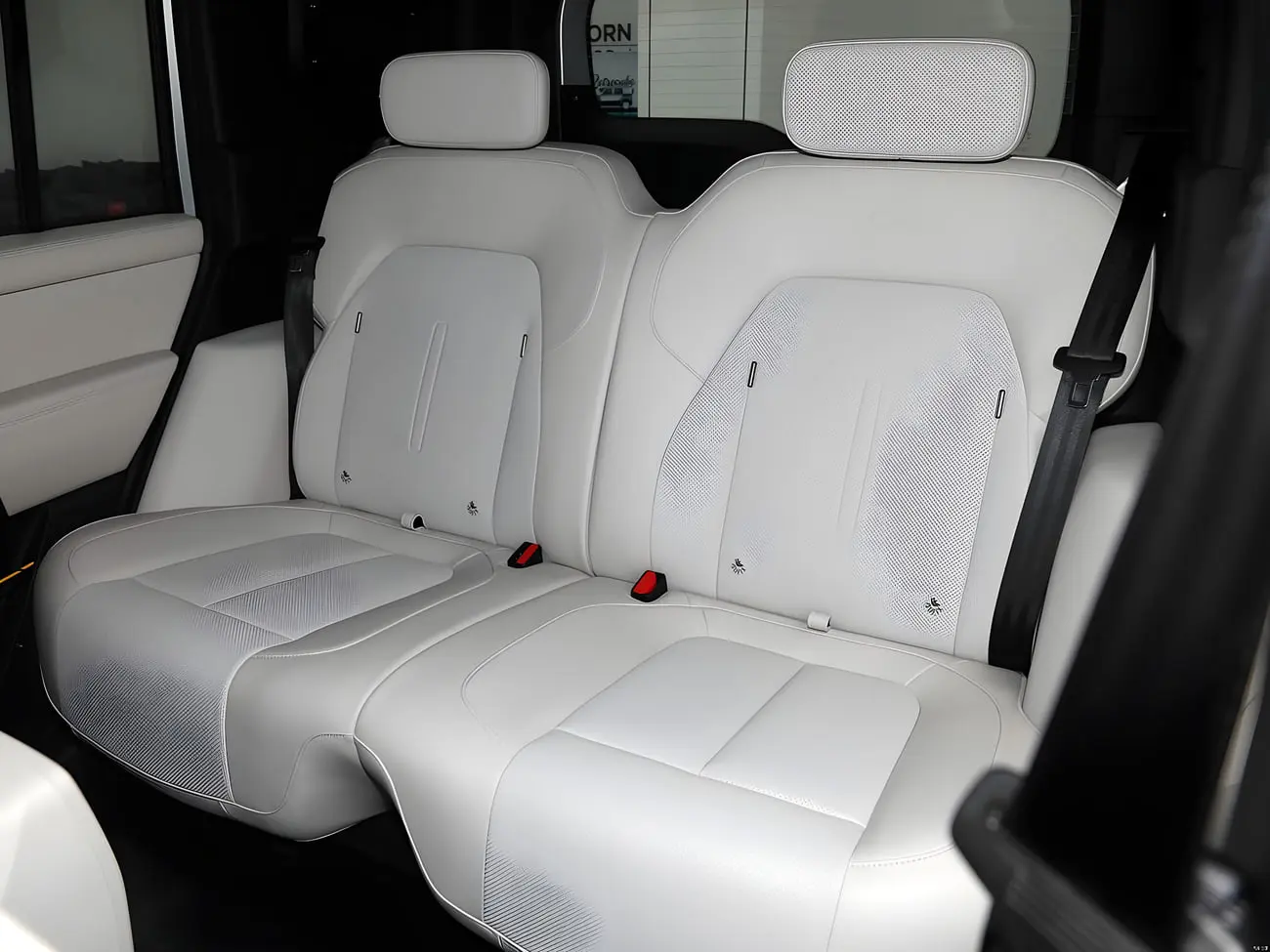 صندلی‌های عقب سفید رنگ خودروی آفرود iCAR V25 (iCAR V25) با طراحی مدرن