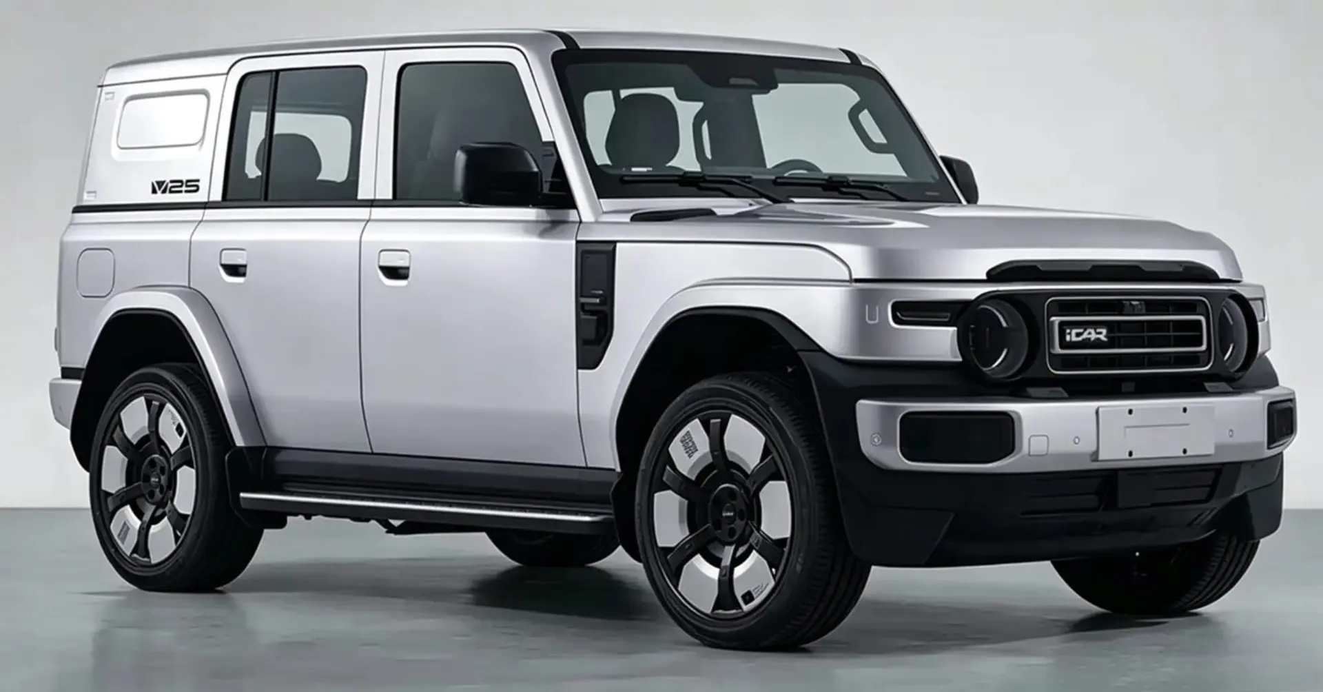 نمای نیمرخ از خودروی شاسیبلند الکتریکی نقرهای رنگ مدل iCAR V25 در استودیو