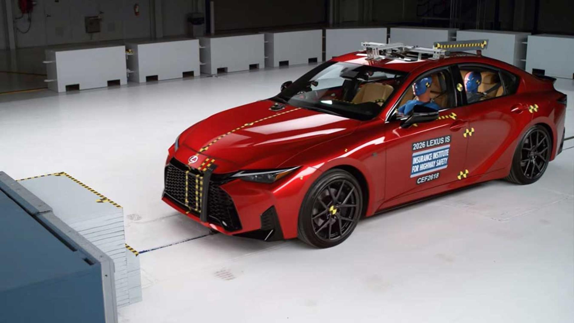 تست تصادف IIHS 2026 لکسوس IS