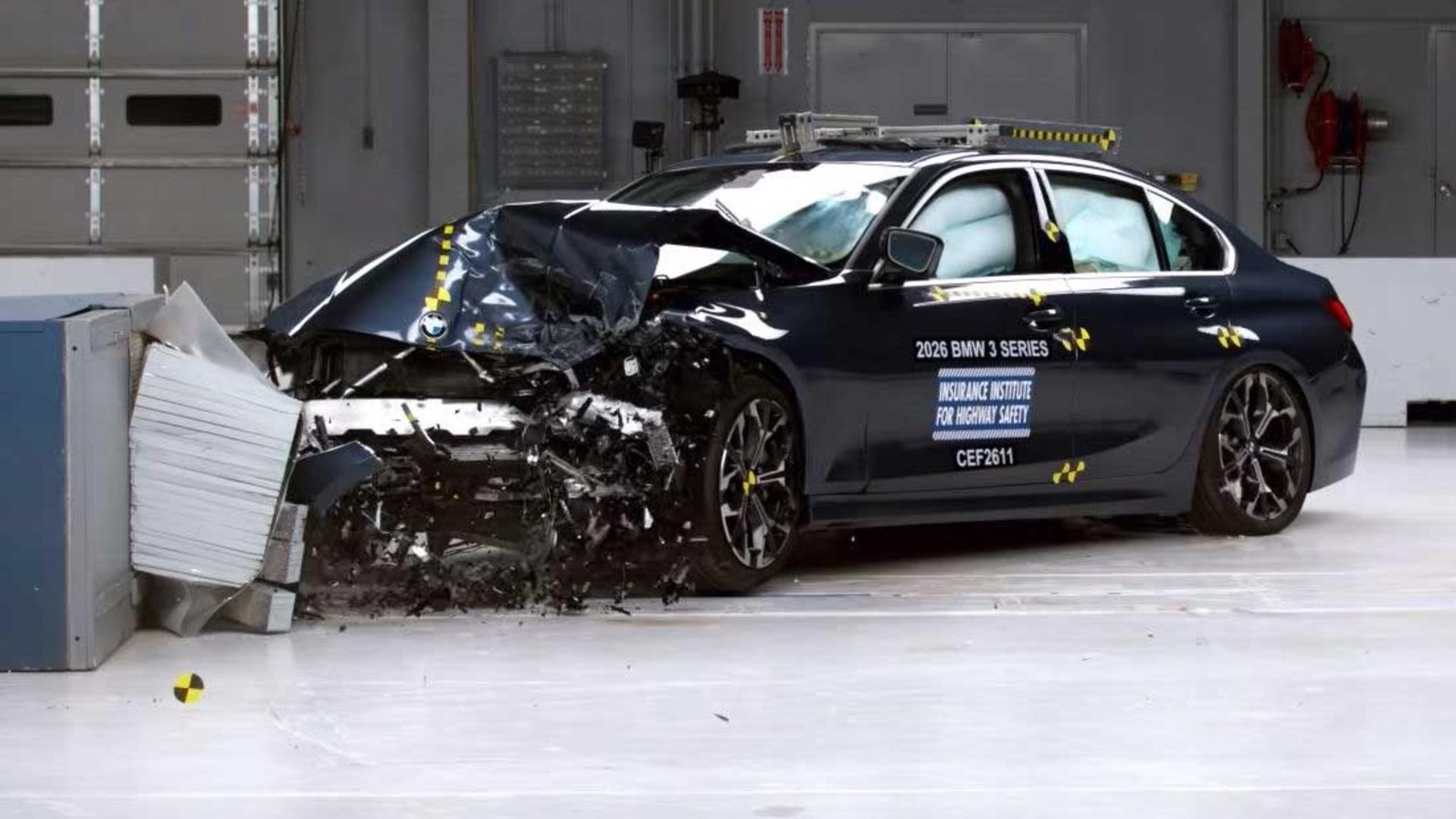 خودروی بی‌ام‌و سری ۳ (BMW 3 Series) در حال برخورد با مانع در تست تصادف