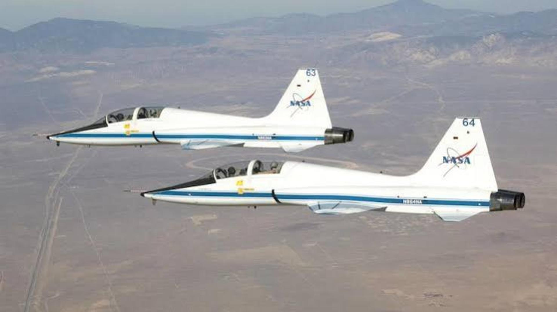 هواپیماهای جت Northrop T-38 Talon (Northrop T-38 Talon) با نشان ناسا در حال پرواز