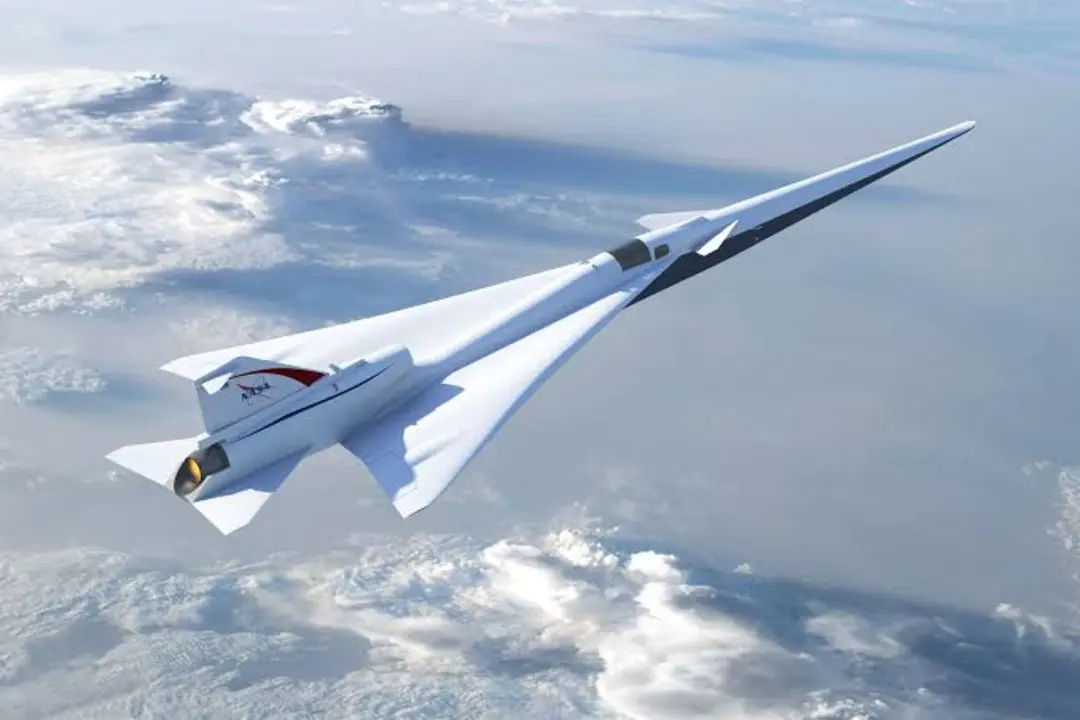 هواپیمای تحقیقاتی ناسا (NASA) در حال پرواز بر فراز ابرها