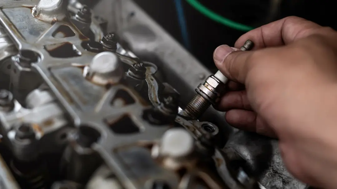 شمع موتور (Spark Plug) در حال قرارگیری در بلوک سیلندر خودرو