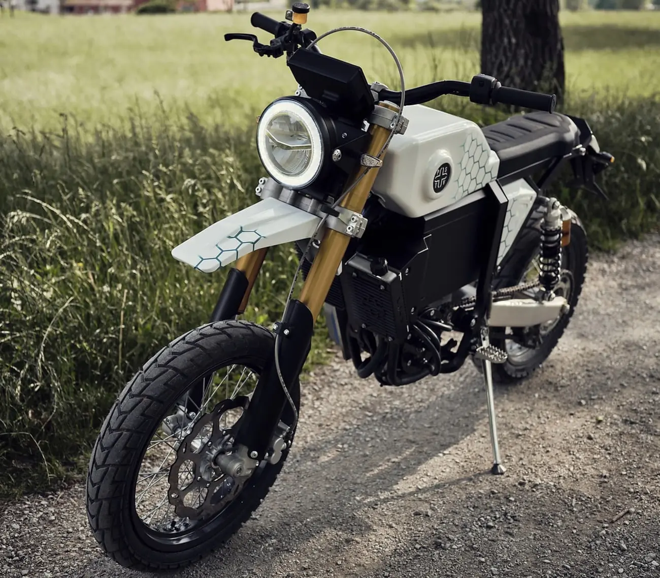 موتورسیکلت برقی (Electric Motorcycle) سفید با طراحی مدرن در مسیر خاکی