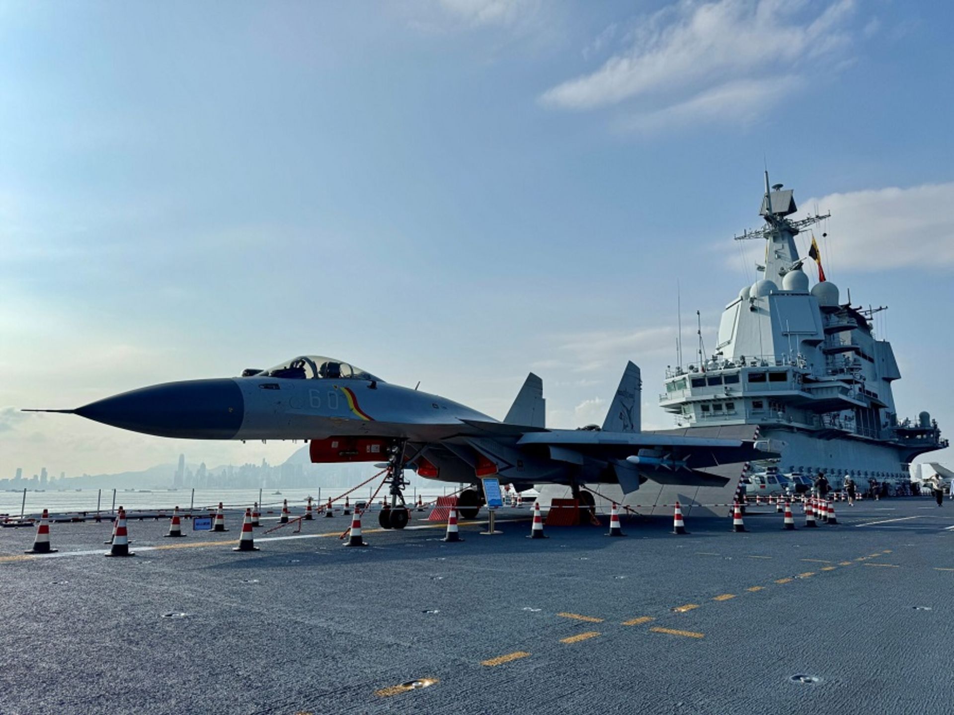 جنگنده j-15t و ناو هواپیمابر