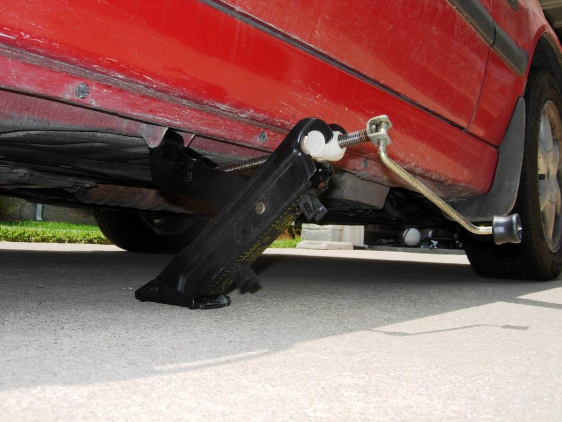 بلند کردن خودرو با جک