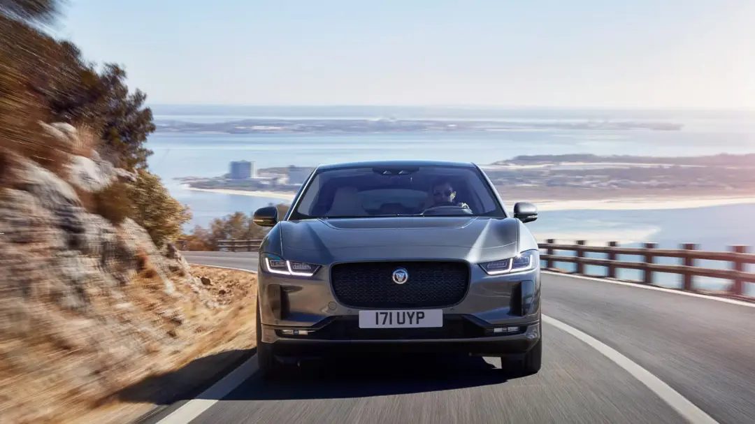 خودرو برقی جگوار آی-پیس (Jaguar I-Pace) در حال حرکت در جاده ساحلی