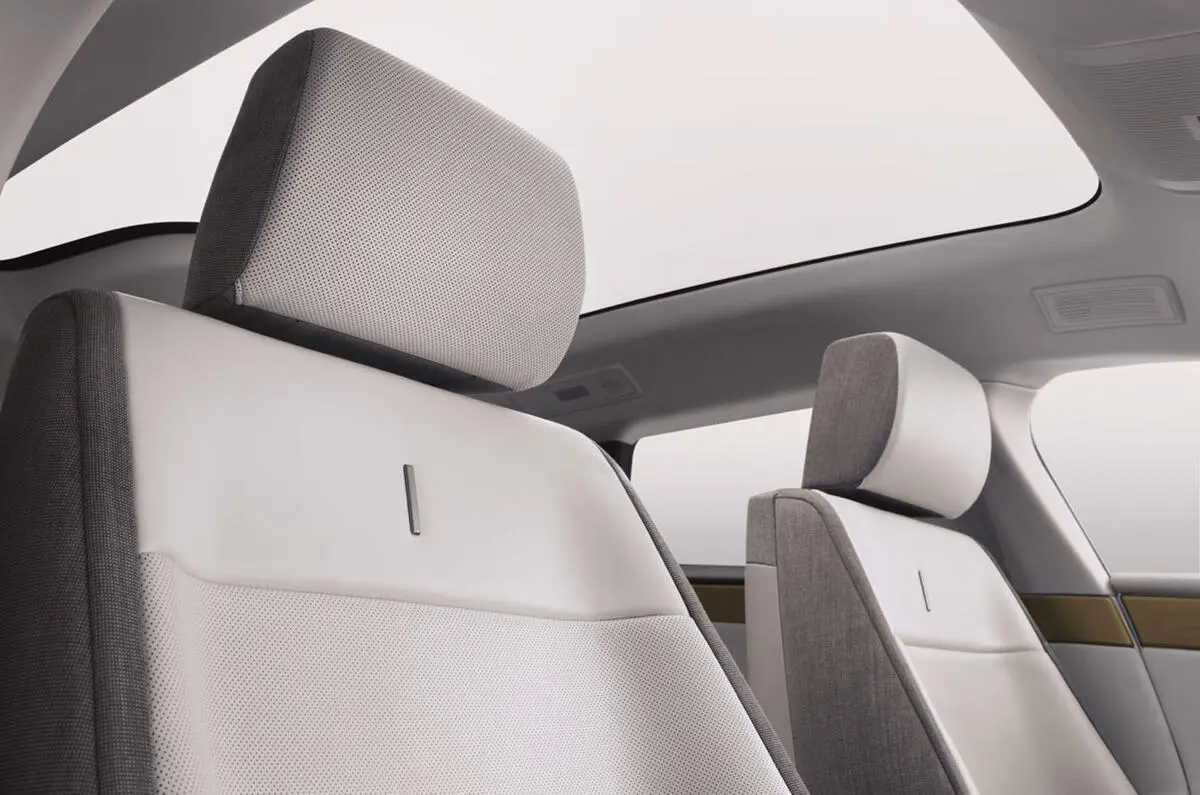 صندلی‌های چرمی و سفید کابین خودروی برقی جگوار تایپ 01 (Jaguar Type 01)