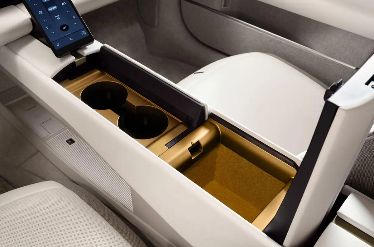 کابین خودروی برقی جگوار تایپ 01 (Jaguar Type 01) با کنسول میانی سفید و طلایی