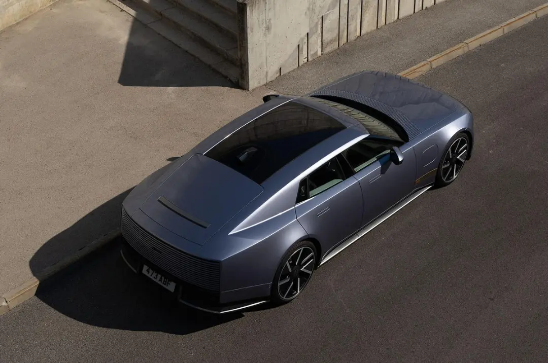 خودرو برقی جگوار تایپ 01 (Jaguar Type 01) با سقف پانوراما در نمای بالا