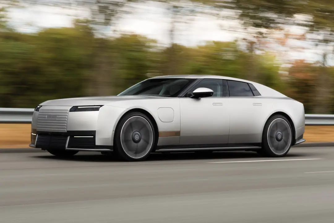 خودروی برقی جگوار تایپ 01 (Jaguar Type 01) در حال حرکت در جاده