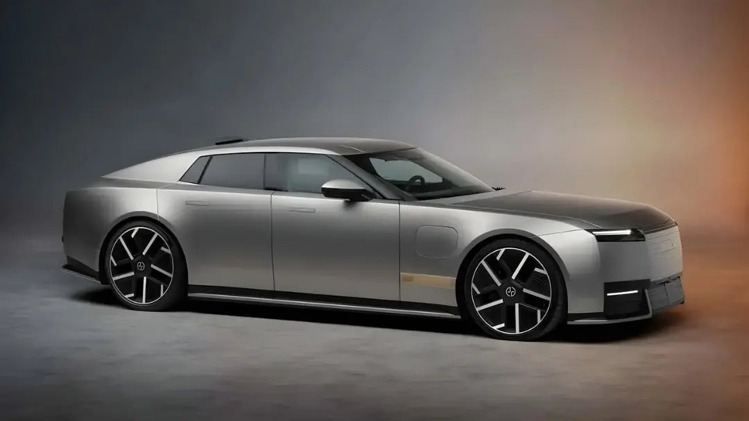 خودروی برقی جگوار تایپ 01 (Jaguar Type 01) با بدنه نقره‌ای در استودیو