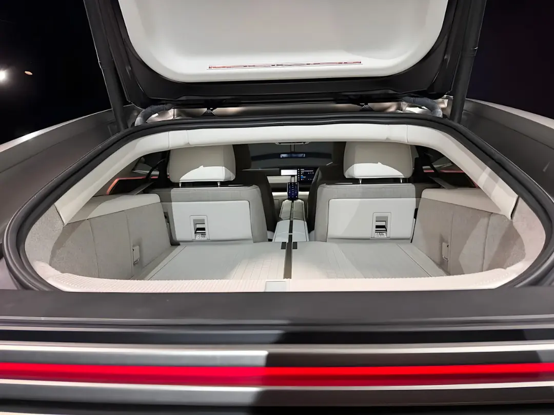 صندوق عقب و فضای کابین خودروی جگوار تایپ 01 (Jaguar Type 01) با طراحی مدرن