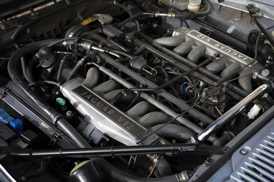 موتور Jaguar 5.3 HE با نشان V12 در محفظه موتور خودرو