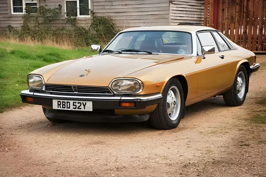خودرو کلاسیک جگوار (Jaguar) XJS با رنگ طلایی در فضای باز