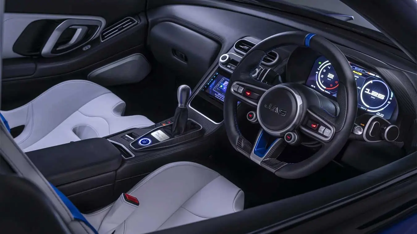 کابین خودروی هوندا NSX (Honda NSX) با صندلی‌های سفید و فرمان ورزشی