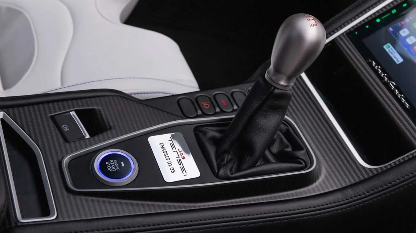 کنسول مرکزی و دسته دنده خودروی هوندا (Honda) NSX با پوشش فیبر کربن