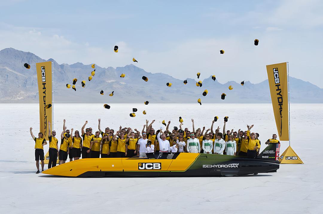 تیم فنی و مهندسی JCB در کنار قایق پرسرعت HydroMax در نمک‌زار یوتا
