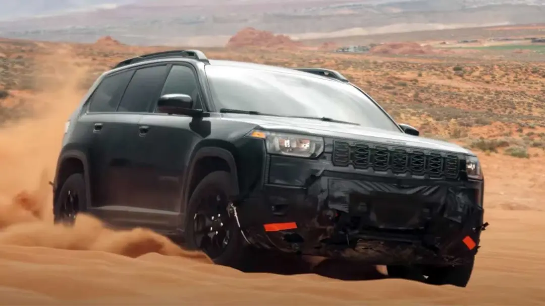 جیپ چروکی تریل‌هاوک (Jeep Cherokee Trailhawk) در حال حرکت در مسیر خاکی