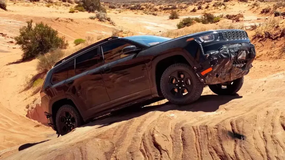 خودروی جیپ چروکی (Jeep Cherokee) تریل‌هاوک در حال حرکت روی تپه‌های شنی
