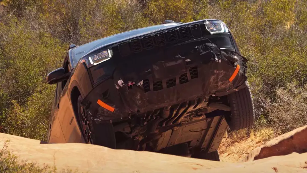 خودروی جیپ چروکی تریل‌هاوک (Jeep Cherokee Trailhawk) در حال حرکت روی مسیر صخره‌ای