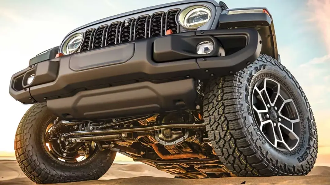 نمای پایین جیپ گلادیاتور (Jeep Gladiator) با لاستیک‌های ۳۵ اینچی آفرود