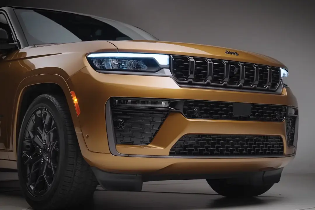 خودروی جیپ گرند چروکی (Jeep Grand Cherokee) با رنگ طلایی در نمای جلوی خودرو